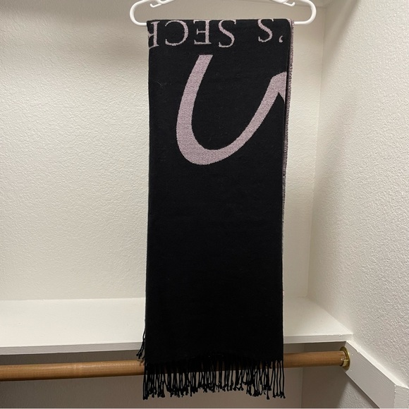 Victoria’s Secret 💕Lightweight soft & cozy throw blanket - Picture 4 of 9